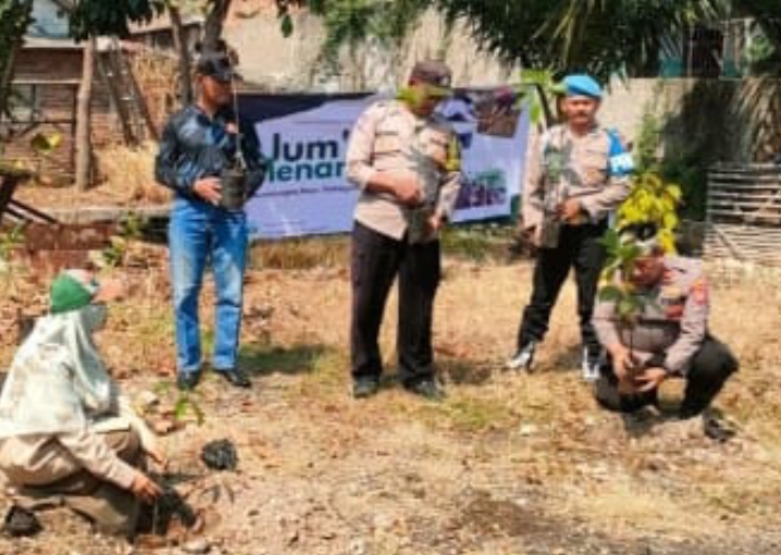 Kolaborasi Polsek Klari Bekerjasama Dengan Dinas Kehutanan Provinsi Jabar Lakukan Penghijauan Di Lahan Mako Polsek Klari