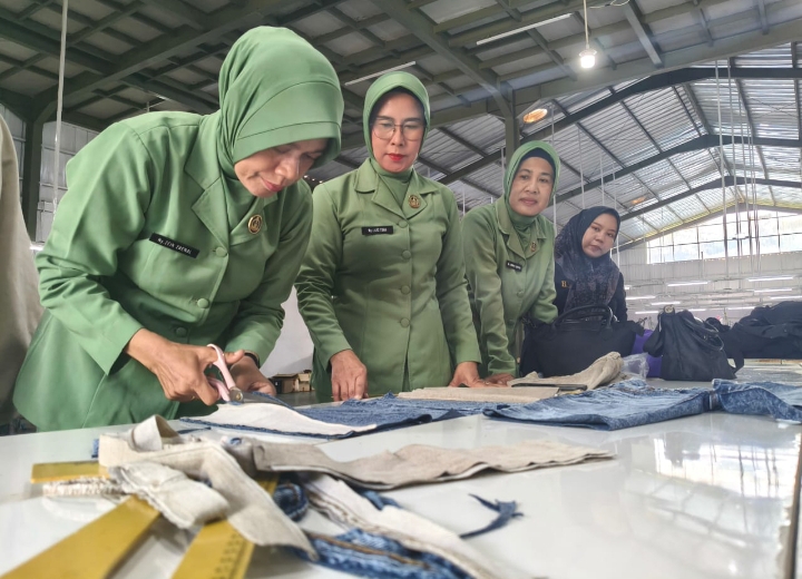 Persit KCK Kodim 0604/Karawang Dorong UMKM Klari Berinovasi dengan Daur Ulang