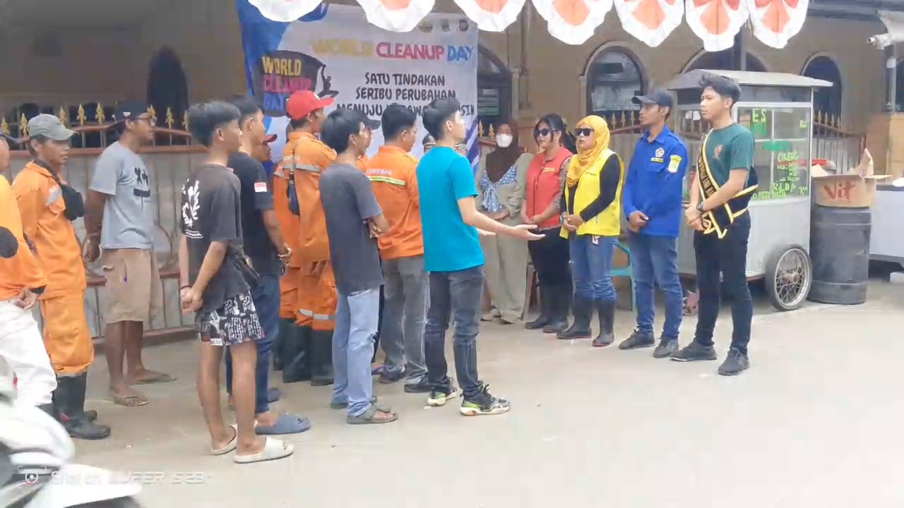 Peringati Hari Bersih – Bersih Sedunia, Latansa Bersama DLH Karawang dan Katar Cikampek Timur Ajak Warga Bersihkan Lingkungan