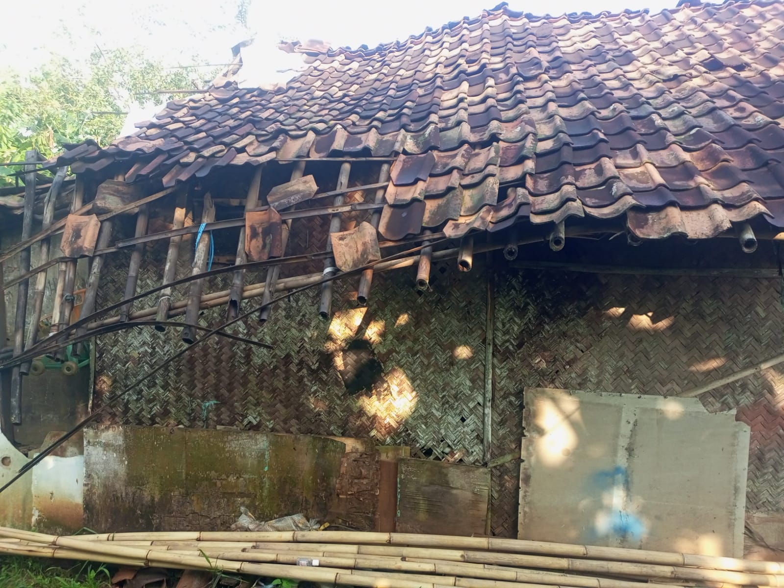 Bupati Aep Gerak Cepat, Bangunkan Rumah Nyaris Roboh di Tirtamulya