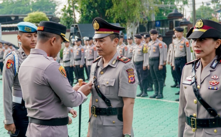 Kapolres Karawang Pimpin Upacara Sertijab Kasat Binmas Dan Kapolsek Pedes