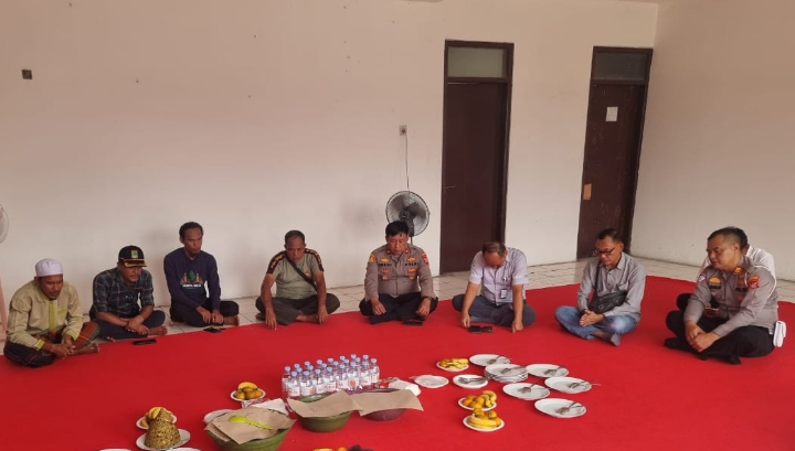Gelar Jumat Curhat, Kapolsek Klari Menerima dan Menampung Langsung Aspirasi dan Usulan Keluhan Warga