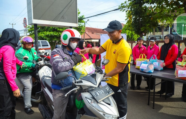 Bakti Sosial Bhayangkari Polres Karawang Dalam Rangka Bhayangkari Peduli