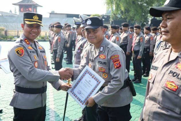 Bentuk Apresiasi, Kapolres Karawang Berikan Penghargaan Kepada Personil Yang Berprestasi
