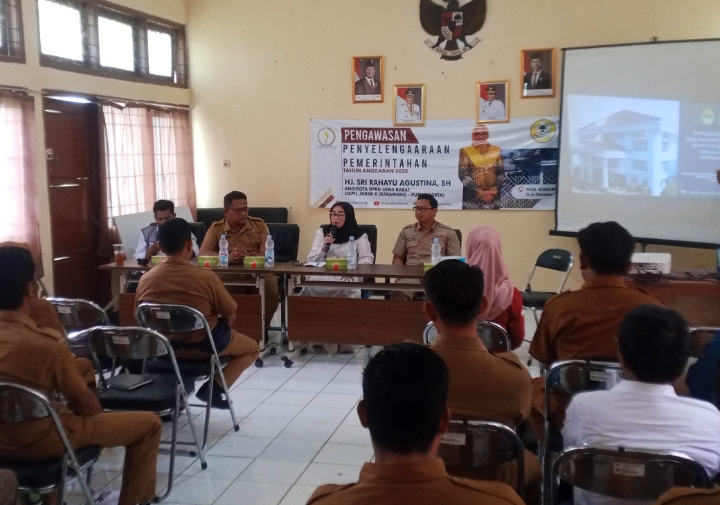 Sri Rahayu Melakukan Fungsi Pengawasan Dengan Fokus Pada Pelayanan Dokumen Kependudukan Di Cilamaya