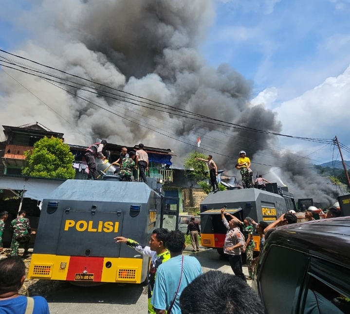Personel Polri dan TNI Bahu Membahu Padamkan Api di Kompleks Kodam Lama Jayapura