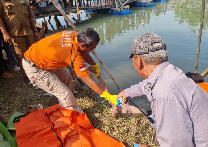 Tim Inafis Satreskrim Polres Karawang Lakukan Olah TKP Penemuan Mayat di Aliran Sungai Citarum