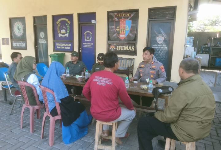 Gelar Jum’at Curhat, Kapolsek Klari Sebar Pesan Kamtibmas Kepada Elemen Masyarakat