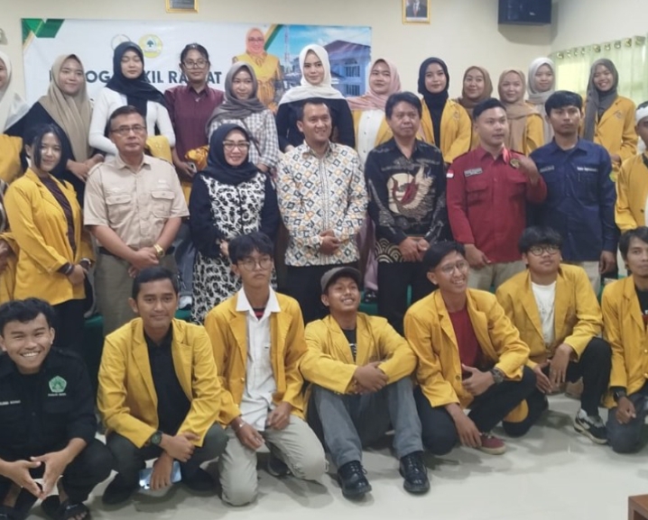 ‎”Dialog Wakil Rakyat”, Sri Rahayu: Masukan Dari Intelektual Muda Usindo Sangat Penting Untuk Bahan Evaluasi ‎ ‎KARAWANG – Anggota DPRD Provinsi Jawa Barat dari Fraksi Golkar, Sri Rahayu, menggelar kegiatan “Dialog Wakil Rakyat” bersama mahasiswa-mahasiswa Universitas Sehati Indonesia (Usindo) Karawang, bertempat di Aula Kampus Usindo pada Minggu (12/10/2025). ‎ ‎Acara yang merupakan bagian dari fungsi pengawasan ini dihadiri oleh Rektor Usindo Karawang dr. Marliana Rahma yang diwakili Warek III Bidang Kemahasiswaan Jumaedi, serta Kepala Bidang Pemerintahan dan Pembangunan Manusia Bappeda Karawang, Dadan Nurdiansyah. ‎ ‎Dalam kesempatan tersebut, Sri Rahayu menyampaikan rasa syukurnya dapat bersilaturahmi dan berdialog langsung dengan para mahasiswa Usindo Karawang.  ‎ ‎“Alhamdulillah bisa bersilaturahmi dan mengadakan Dialog Wakil Rakyat bersama Mahasiswa-mahasiswa Universitas Sehati Indonesia (Usindo) Karawang,” ujarnya. ‎ ‎Politisi Partai Golkar ini menjelaskan bahwa kegiatan ini juga merupakan bagian integral dari fungsi pengawasan DPRD Provinsi Jawa Barat, khususnya dalam memastikan bahwa berbagai program Provinsi yang dijalankan pemerintah telah sesuai dengan kebutuhan riil masyarakat di tiap kabupaten dan kota, termasuk di Karawang. ‎ ‎“Kegiatan ini termasuk dalam pengawasan. Saya juga diminta untuk menampung masukan, apakah program-program Provinsi sudah sesuai atau belum, karena tiap kabupaten/kota memiliki peta kebutuhan masing-masing,” jelas Sri. ‎ ‎Menurutnya, masukan dari masyarakat di daerah, khususnya para intelektual muda seperti mahasiswa Usindo, sangat penting untuk menjadi bahan evaluasi bagi pemerintah provinsi agar kebijakan yang diterapkan benar-benar tepat sasaran.  ‎ ‎“Kegiatan pengawasan pemerintahan ini juga menjadi sarana untuk memberikan masukan kepada pemerintah Provinsi agar kebijakan di daerah lebih efektif,” tambahnya. ‎ ‎Anggota DPRD Jabar Fraksi Golkar dari Dapil X ini juga mengungkapkan bahwa DPRD Provinsi Jawa Barat saat ini tidak memiliki agenda kunjungan ke luar provinsi maupun luar negeri, melainkan lebih fokus kegiatan di wilayah Jawa Barat. ‎ ‎“Alhamdulillah, DPRD Provinsi Jawa Barat tidak ada kegiatan kunjungan ke luar provinsi maupun luar negeri. Kami lebih banyak melakukan kegiatan di wilayah Jawa Barat,” terangnya.  ‎ ‎Ia berharap kegiatan seperti Dialog Wakil Rakyat dapat terus dilakukan agar wakil rakyat semakin dekat dengan masyarakat dan memahami aspirasi mereka secara langsung. ‎ ‎“Harapannya, dengan adanya kegiatan pengawasan selain masa reses, kami bisa semakin dekat dengan masyarakat,” pungkas Sri Rahayu.