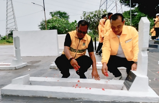 HUT Golkar ke-61, Sukur Mulyono Pimpin Ziarah-Tabur Bunga di TMP Pancawati