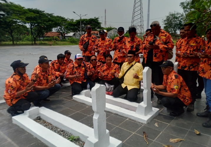 Momentum HUT Ke-61 Golkar, Anggota DPRD Karawang Bersama Ormas MKGR Gelar Doa Bersama di TMP