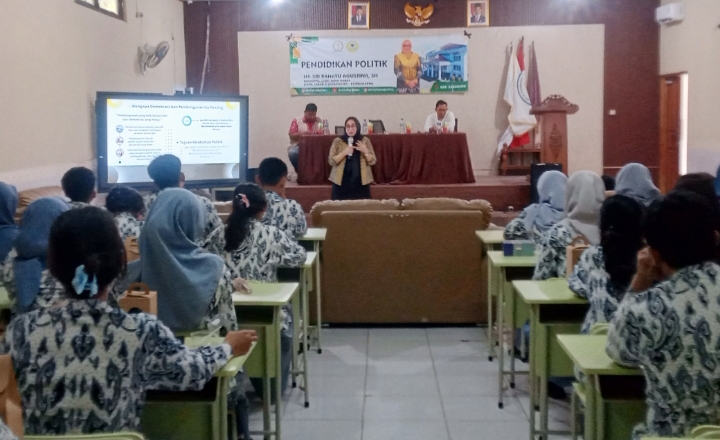 Anggota DPRD Jabar, Sri Rahayu Gelar Pendidikan Politik kepada Pelajar di Karawang