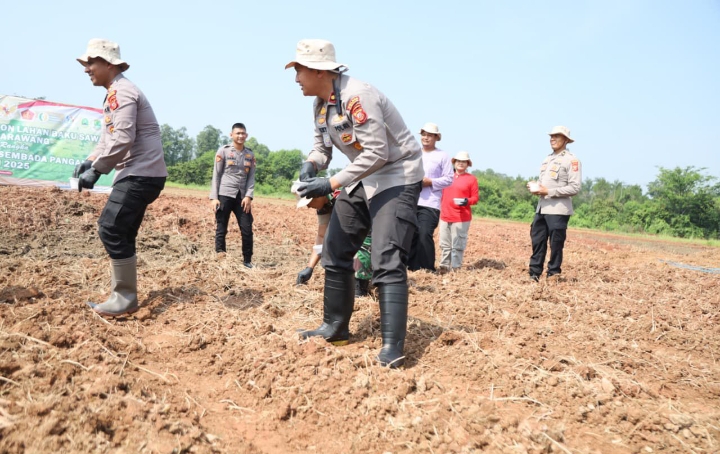 Kapolres Karawang Pimpin Penanaman Jagung Hybrida Dukung Swasembada Pangan Tahun 2025