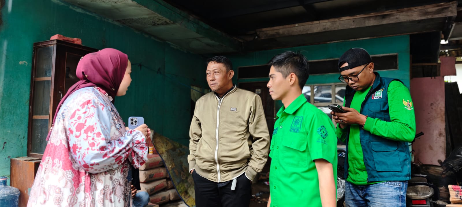 Hadir Ditengah Masyarakat, Humaira Salurkan bAntuan Renovasi Masjid Di Desa Cihawuk