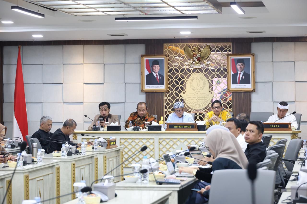 Banggar DPRD Jabar Gelar Rapat Kerja Bersama TAPD Bahas Ranperda APBD 2026