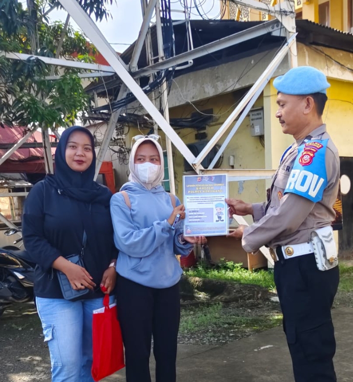 Personel Polsek Berikan Edukasi Terkait Pengawasan Etik dan Pelayanan Pengaduan Kepada Masyarakat
