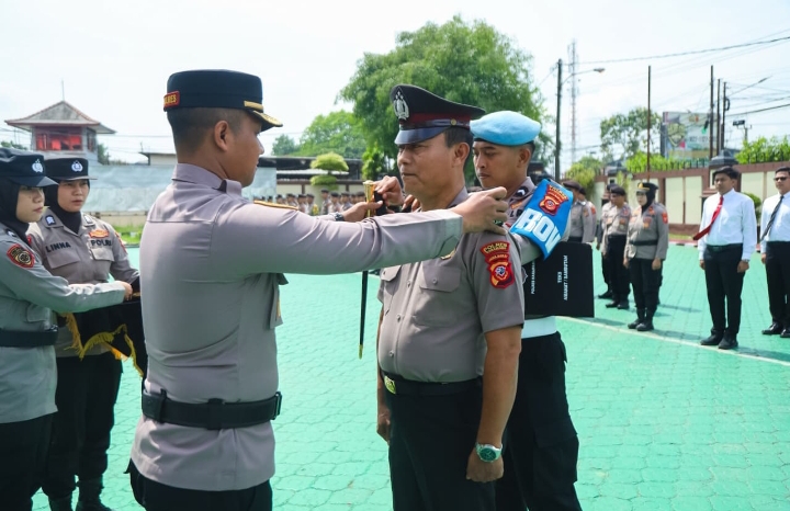 Kapolres Karawang Naikkan Pangkat dan Berikan Penghargaan kepada Personel dan Masyarakat Yang Berprestasi