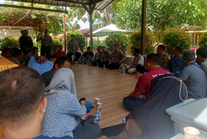 Kapolsek Bersama Jajaran Polsek Klari Gelar Jumat Curhat Dengar Keluhan dan Aspirasi Masyarakat Dusun Kopo Desa Klari ‎
