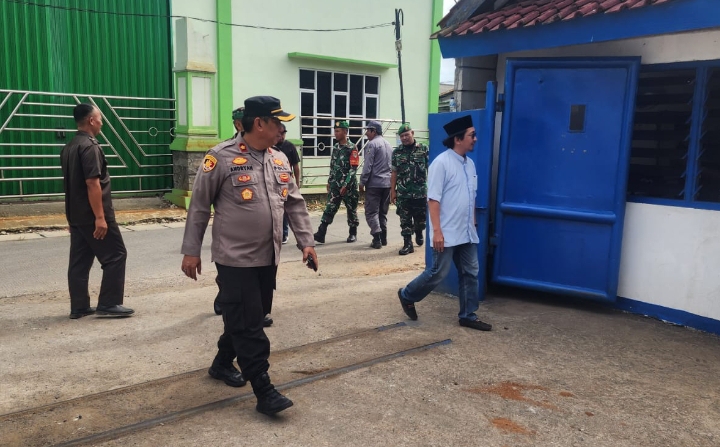 Wujud Siaga dan Profesionalisme, Kapolsek Klari Pimpin Pengamanan Kunker Wamen Perindustrian di Desa Gintungkerta