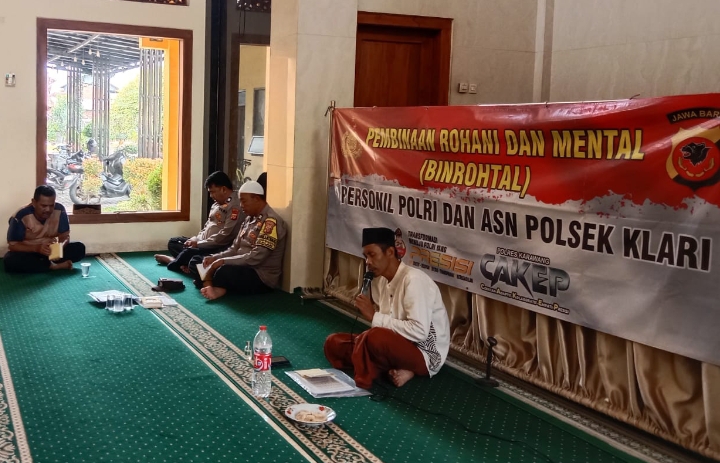 Polsek Klari Gelar Binrohtal, Mantapkan Iman dan Mental Anggota Sebelum Bertugas