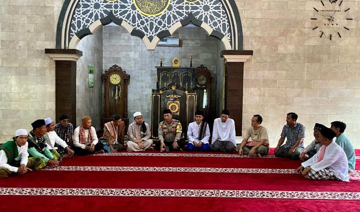 Polsek Klari Gelar Program “Jum’at Curhat” Bersama Jamaah Masjid Jami Miftahutaqwa