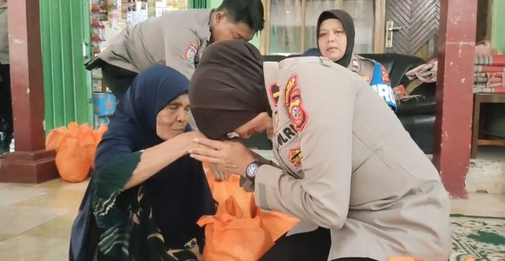 Polwan Polres Karawang Berbagi Kebaikan Dihari Jumat