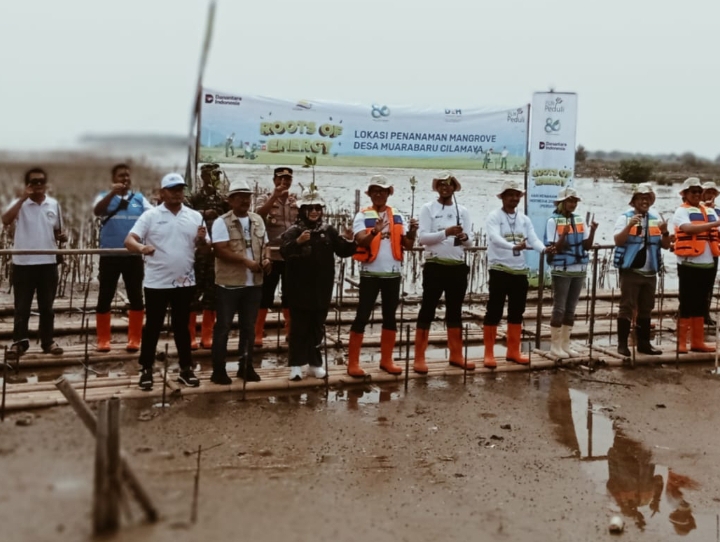 Anggota DPRD Jabar, Sri Rahayu, Hadiri Penanaman Mangrove di Muara Cilamaya