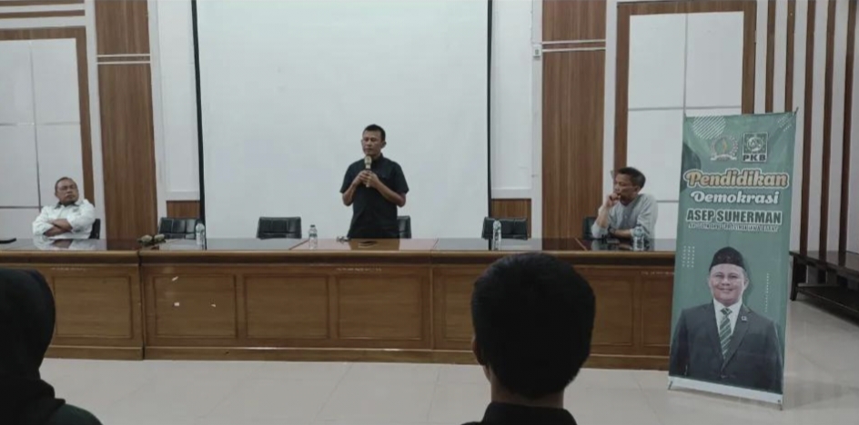 Asep Suherman Tanamkan Pendidikan Demokrasi kepada Santri MAN 2 Cianjur