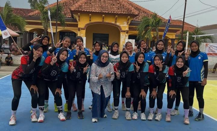 Sri Rahayu Agustina Hadiri Kompetisi Bola Voli di Desa Cilewo Telagasari