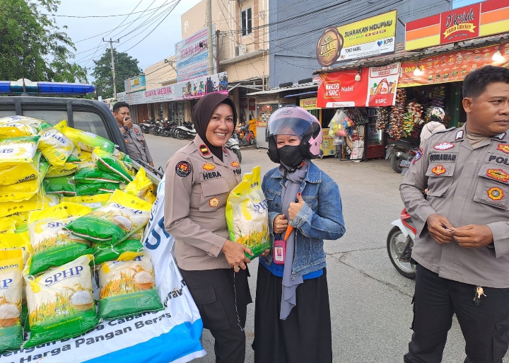 Polsek Purwasari Polres Karawang Sediakan Beras Murah Untuk Masyarakat Guna Meringankan Beban Pangan Masyarakat