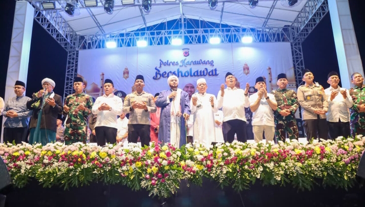 Polres Karawang Bersholawat Bersama Habib Syech bin Abdul Qodir Assegaf