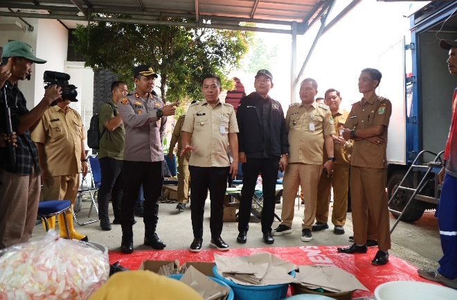 Kapolres Karawang Dampingi Forkopimda Tinjau Dapur Umum Desa Karangligar