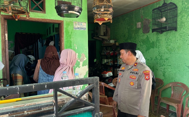 Kapolsek Klari dan Anggota Melaksanakan Takziah ke Rumah Duka Almarhum Aiptu Agus Dwi Susanto
