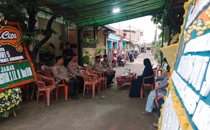 Ungkapan Duka: Kapolsek Klari Dampingi Kapolres Karawang dalam Takziah dan Tahlil Pertama Aiptu Agus