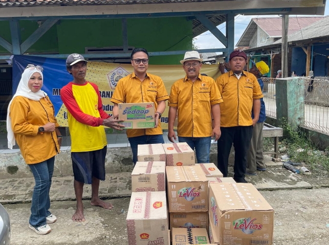 MKGR Karawang Salurkan Bantuan untuk Korban Banjir di Desa Karangligar