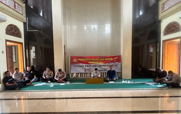 Polsek Klari Gelar Binrohtal: Tingkatkan Ketaqwaan dan Kepedulian Personel