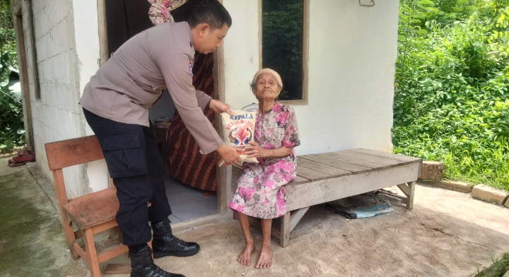 Mak Rosih, Nenek Tuna Netra di Desa Walahar didatangi Bhabinkamtibmas Połsek Klari
