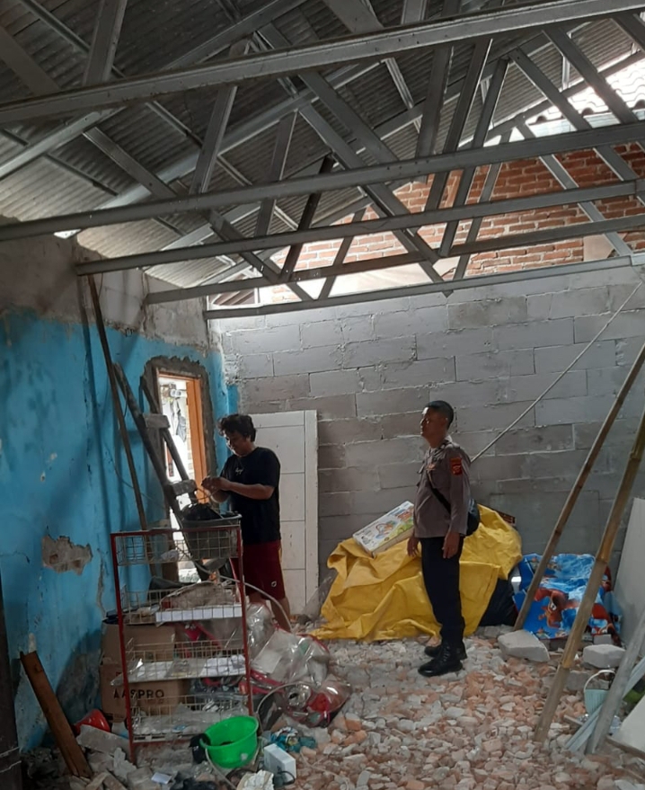 Aksi kepedulian, Bhabinkamtibmas Polsek Klari Prakarsai Pembangunan Rumah Warga