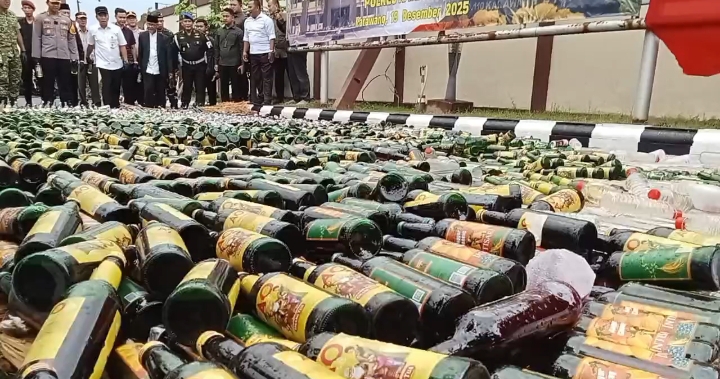 Polres Karawang Musnahkan 5.226 Botol Miras dan 305 Knalpot Brong di Akhir 2025