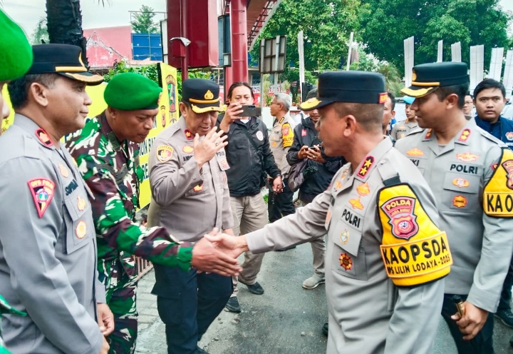 Kapolda Jabar Tinjau Tol Jakarta–Cikampek dan Pos Pengamanan Polres Karawang di Libur Nataru 2025