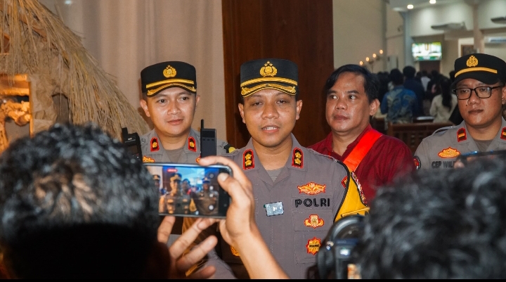 Kapolres Karawang Tinjau Pengamanan Natal di Gereja Santo Marinus Resinda dalam Operasi Lilin Lodaya 2025