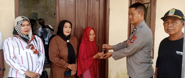 Kapolsek Klari bersama Kades Mengapresiasi Bhabinkamtibmas atas Renovasi Rumah Mak Emi