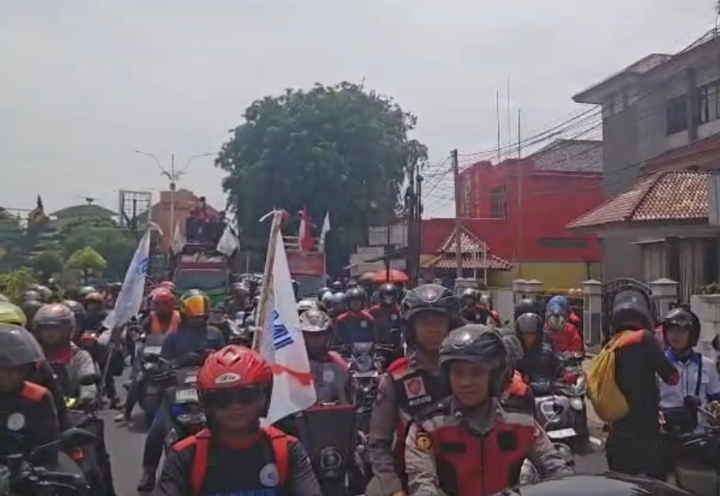 Polres Karawang Terjunkan 315 Personil Guna Pengamanan Keberangkatan Serikat Buruh Dalam Aksi Unjuk Rasa Kejakarta