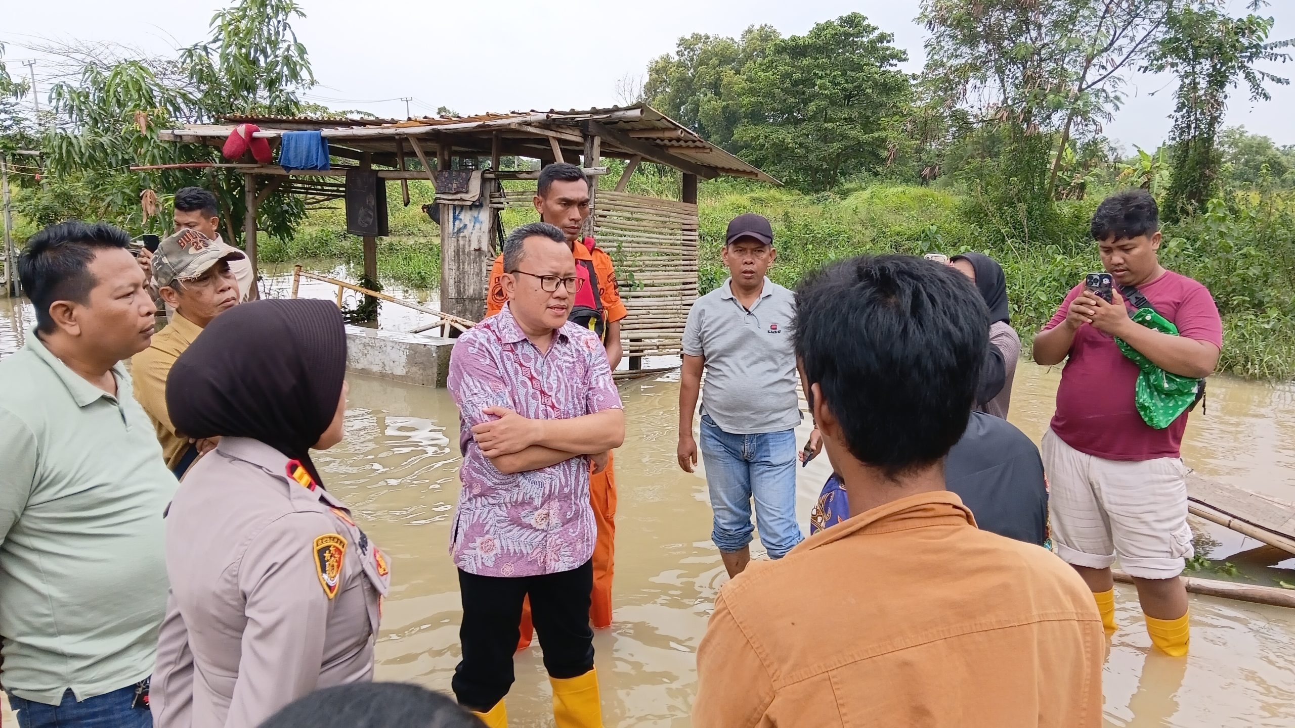 Banjir Rendam Dua Perumahan, Camat Purwasari Pimpin Langsung Penyaluran Bantuan Bupati Karawang