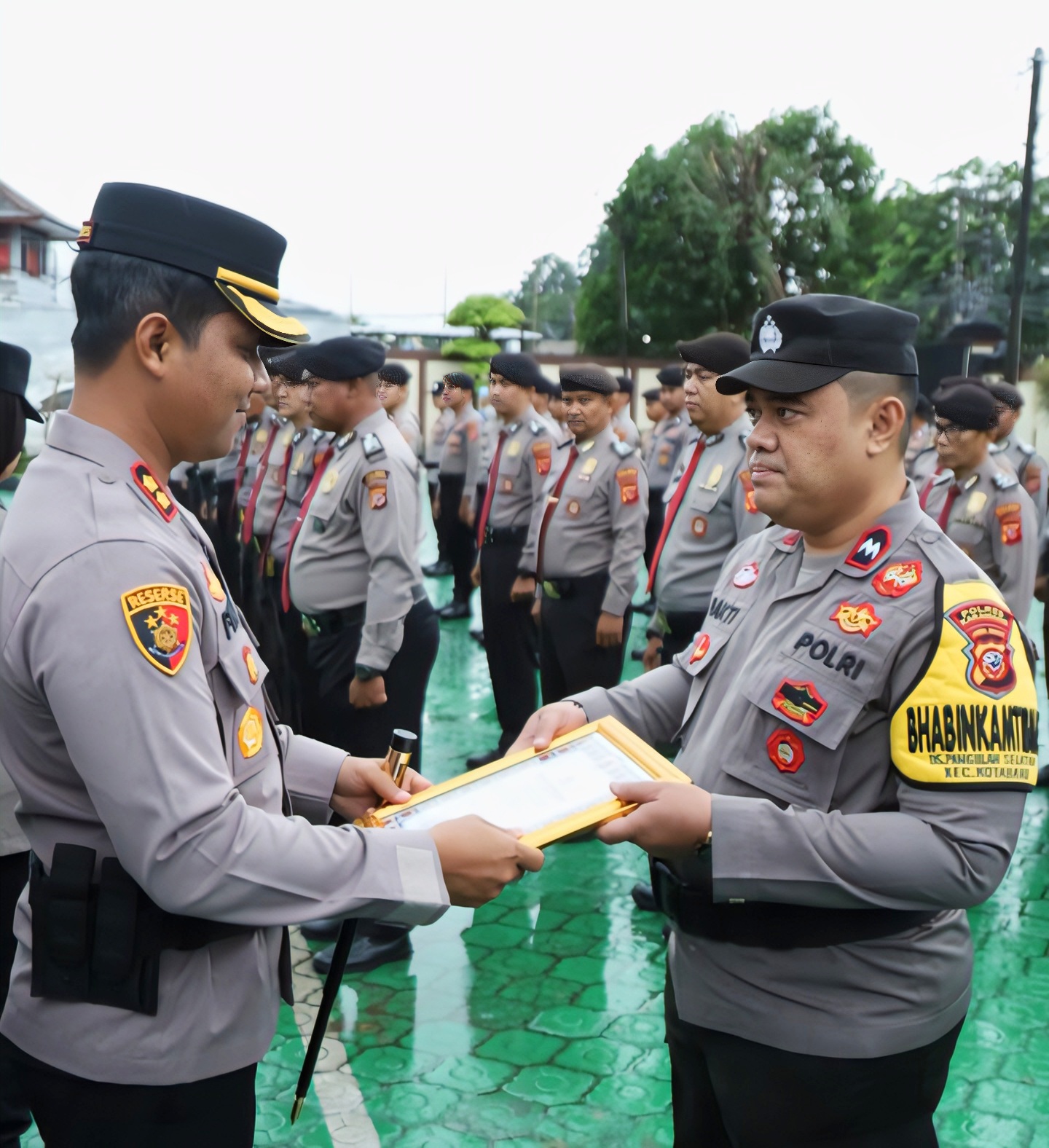 21 Anggota Polres Karawang Mendapat Penghargaan dari Kapolres Karawang