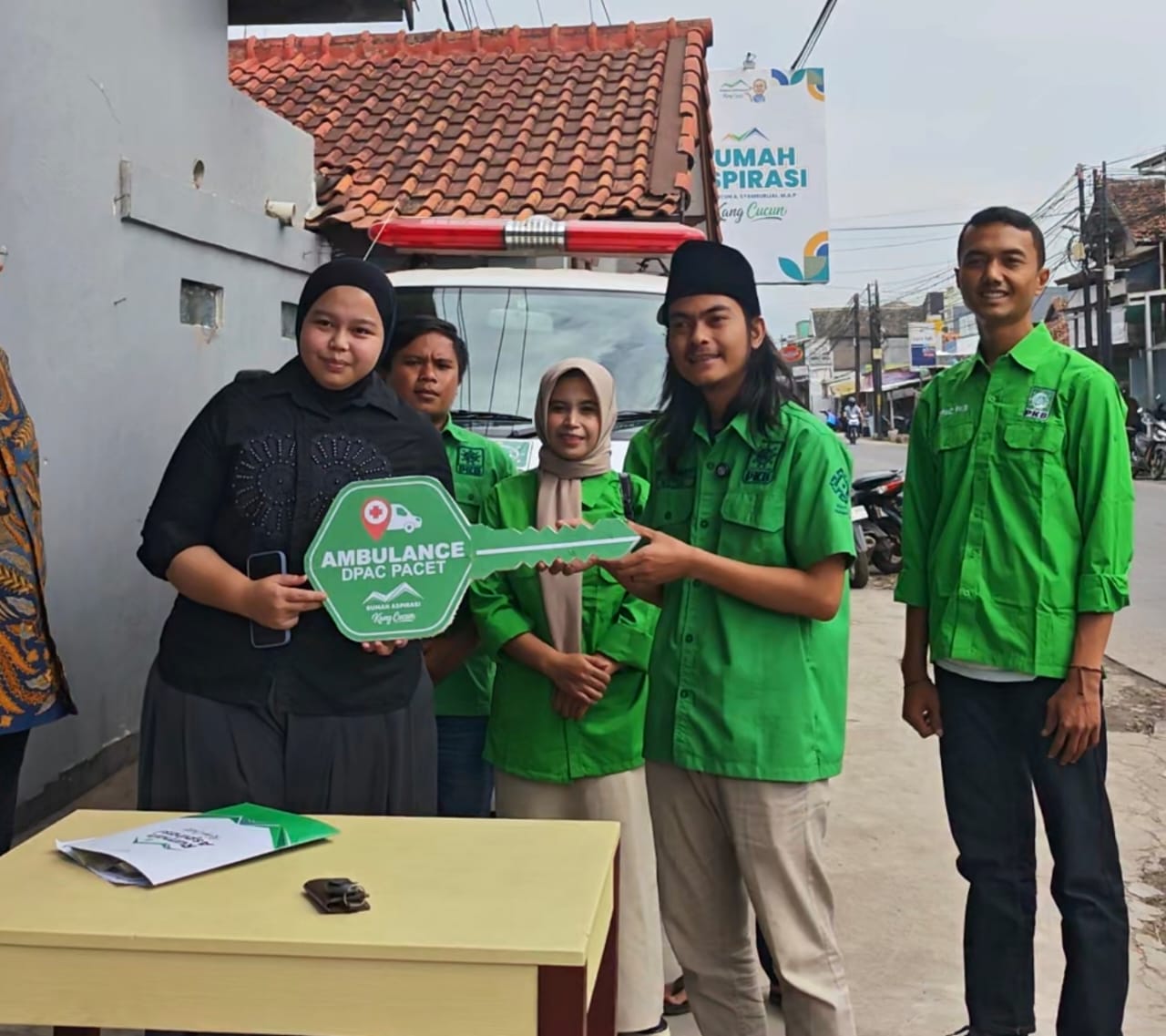 Humaira Serahkan Ambulans untuk Masyarakat Kecamatan Pacet melalui DPAC PKB