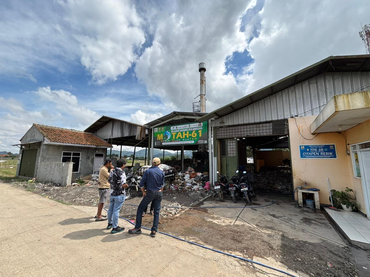 Wakil Ketua DPRD Jabar Lakukan Monitoring TPS3R di Desa Citapen, Dorong Pengelolaan Sampah Berbasis Masyarakat