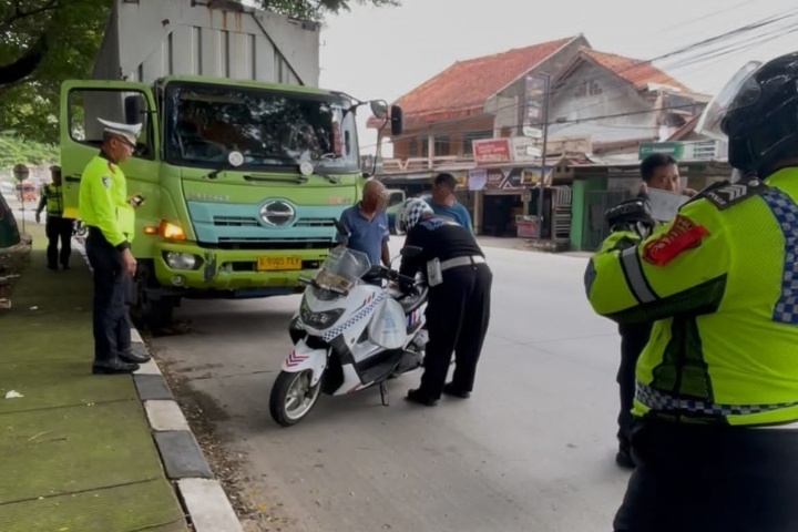 Ops Lilin Lodaya, Polantas Tindak Tegas Truk Parkir Liar di Bahu Jalan Bundaran Charles, Karawang