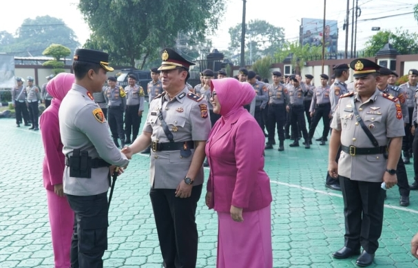 Polres Karawang Gelar Upacara Sertijab Sejumlah PJU, Kapolres Tekankan Peningkatan Kinerja Dan Dedikasi