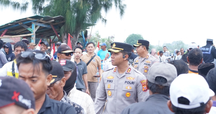 Polres Karawang melaksanakan pelayanan pengamanan Panen Raya dan Pengumuman Swasembada Pangan Nasional di Cilebar